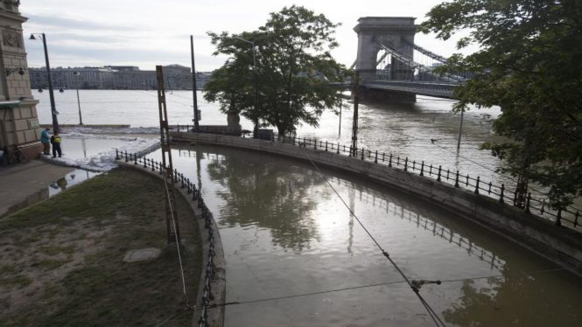 Budapesta: Nivelul Dunării este în scădere, dar starea de urgenţă se menţine