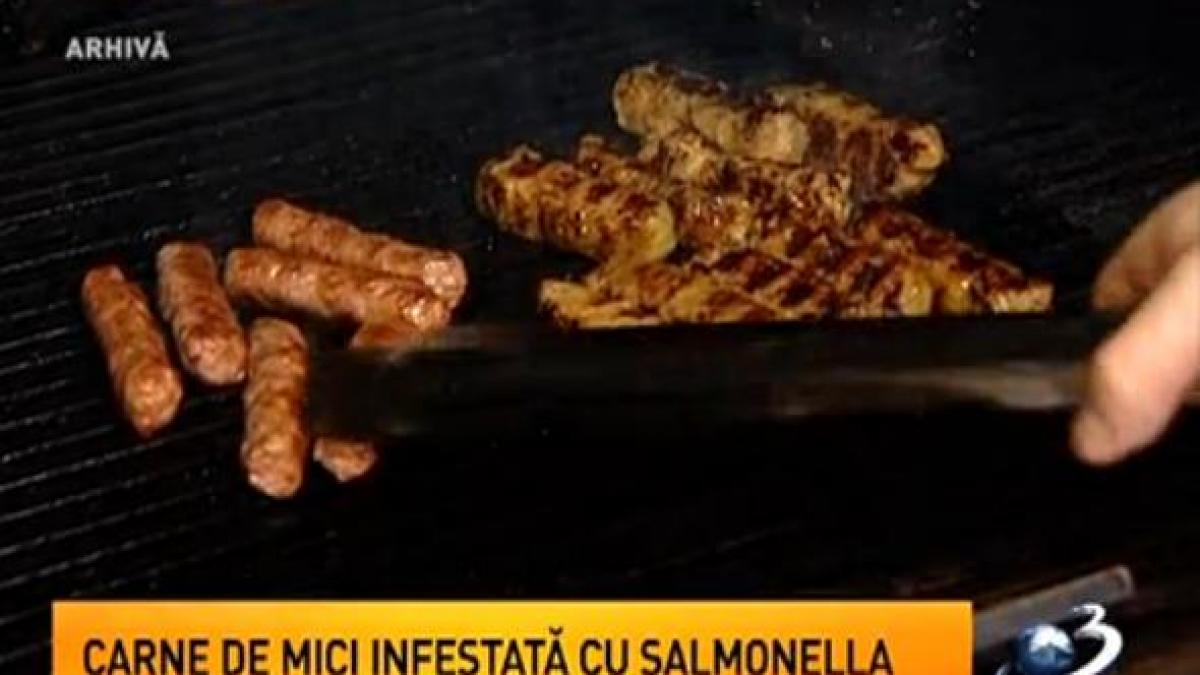 Sute de kilograme de carne de mici infestată cu salmonella, găsite în depozitul unui supermarket din Ploieşti