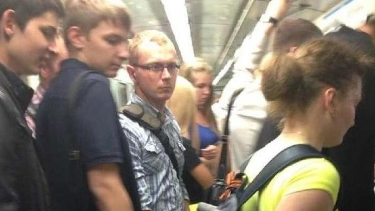 Fotografia surprinsă chiar în metrou. Toţi călătorii se uitau la tânăra în tricou galben, pentru că n-au mai văzut aşa ceva