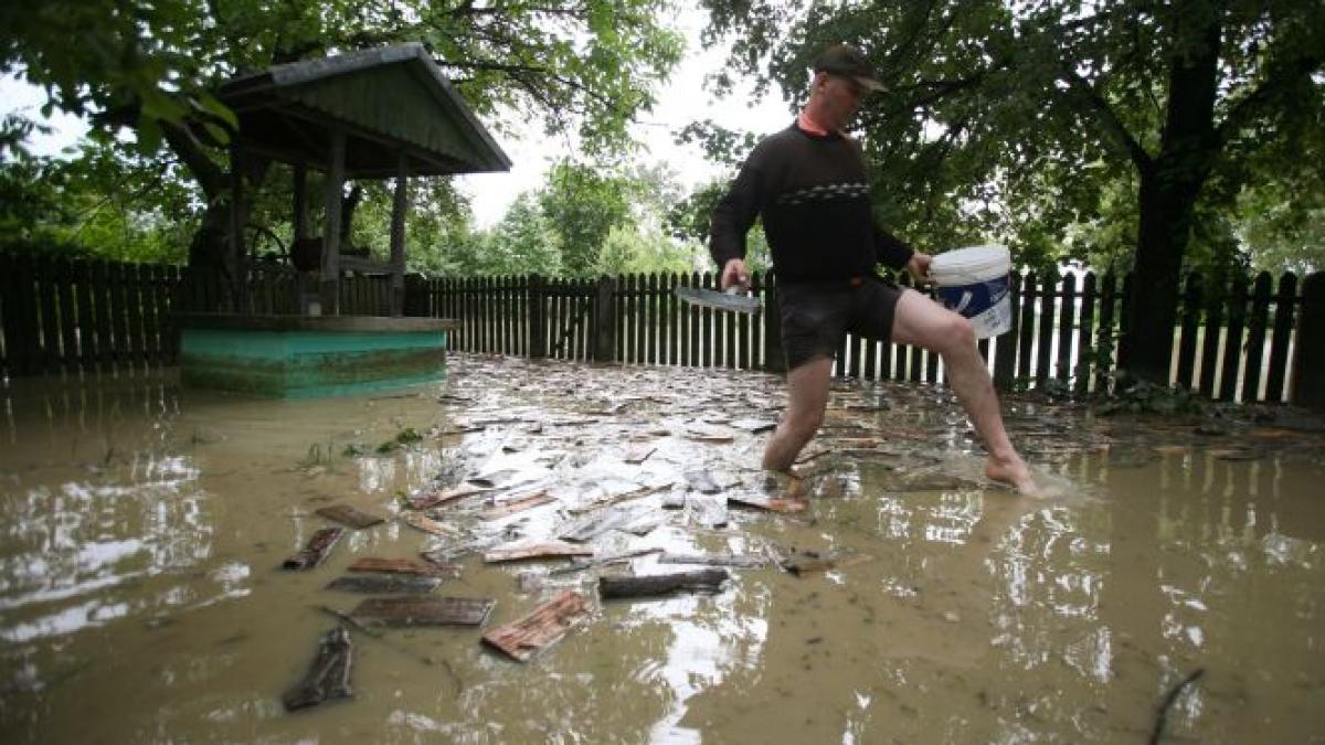 Inundaţiile fac ravagii în Iaşi. Un bărbat a murit în urma unei viituri şi un copil este dat dispărut