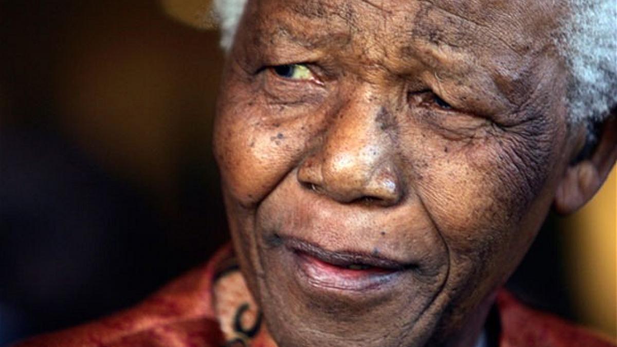 &quot;Nelson Mandela tocmai a MURIT&quot;. Anunţul postat pe Twitter care a încins spiritele