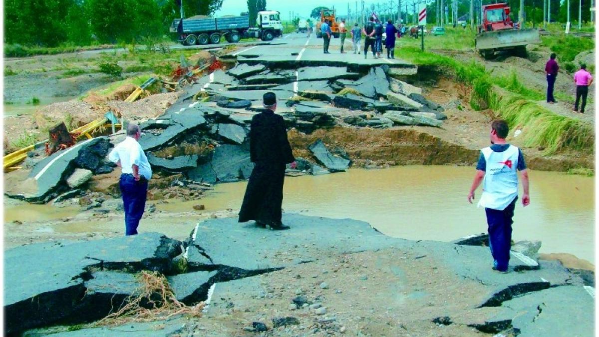 CATASTROFA a lovit România. Bătrânii neputincioşi s-au refugiat în poduri. Zeci de case sunt IZOLATE în mijlocul apelor