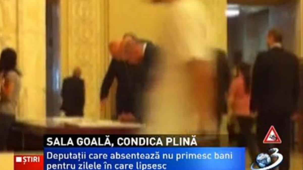 Sala goală, condica plină: Deputaţii semnează condica în numele colegilor absenţi