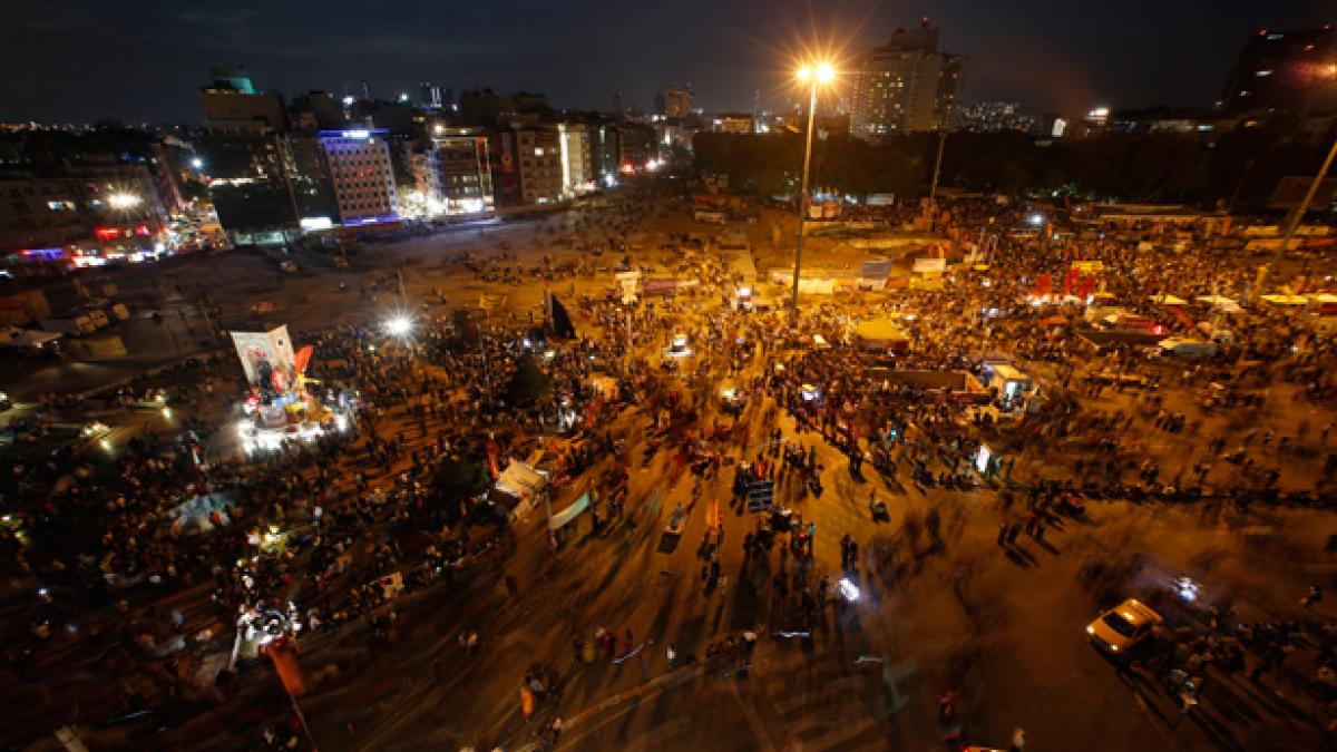 Situaţia este DRAMATICĂ în Turcia. În marile oraşe ale ţării, forţele de ordine au atacat protestatarii cu gaze lacrimogene şi tunuri cu apă