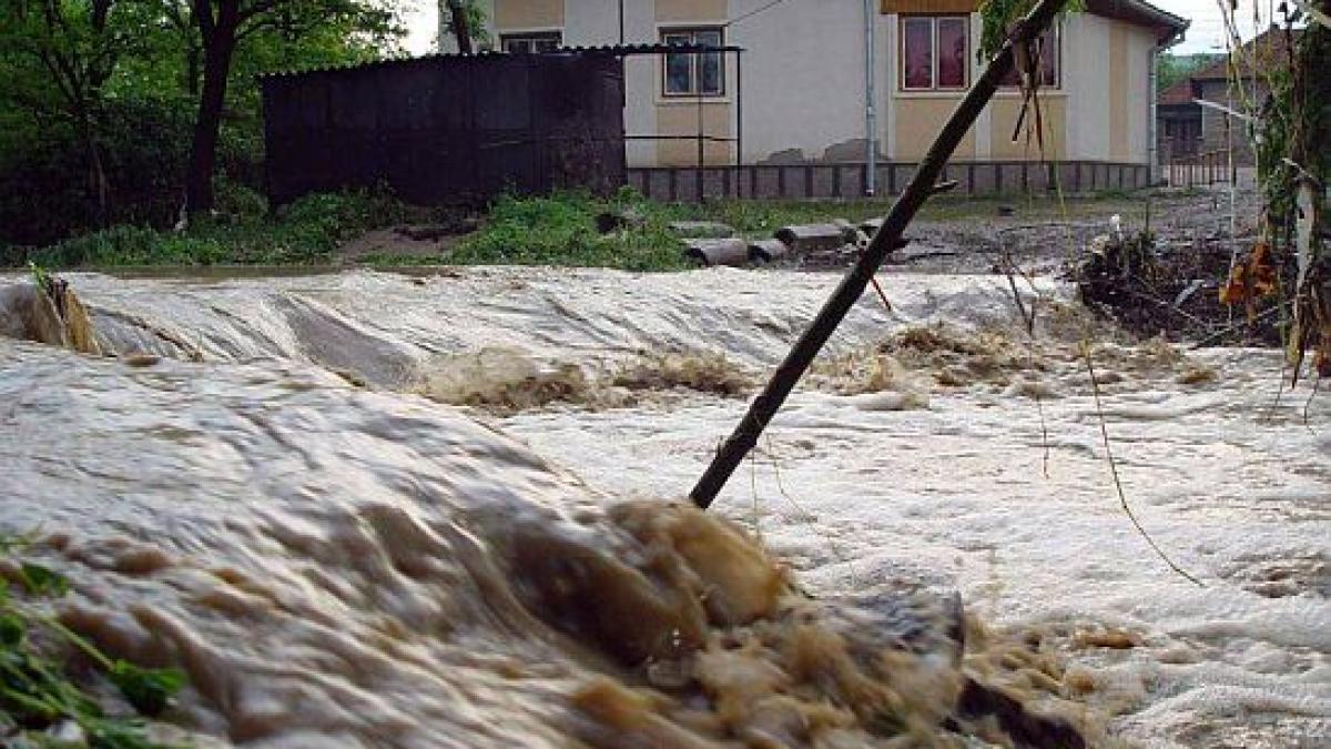 A plouat într-o oră cât într-o LUNĂ. Un alt bărbat a fost luat de viitură, în timp ce se afla la câmp. Omul a fost găsit mort