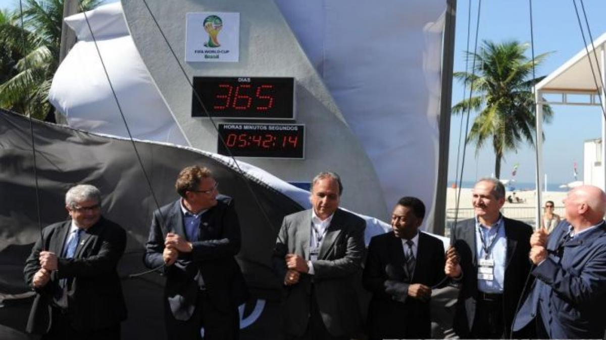 Pele a inaugurat pe plaja Copacabana un ceas ce marchează un an până la începerea Cupei Mondiale