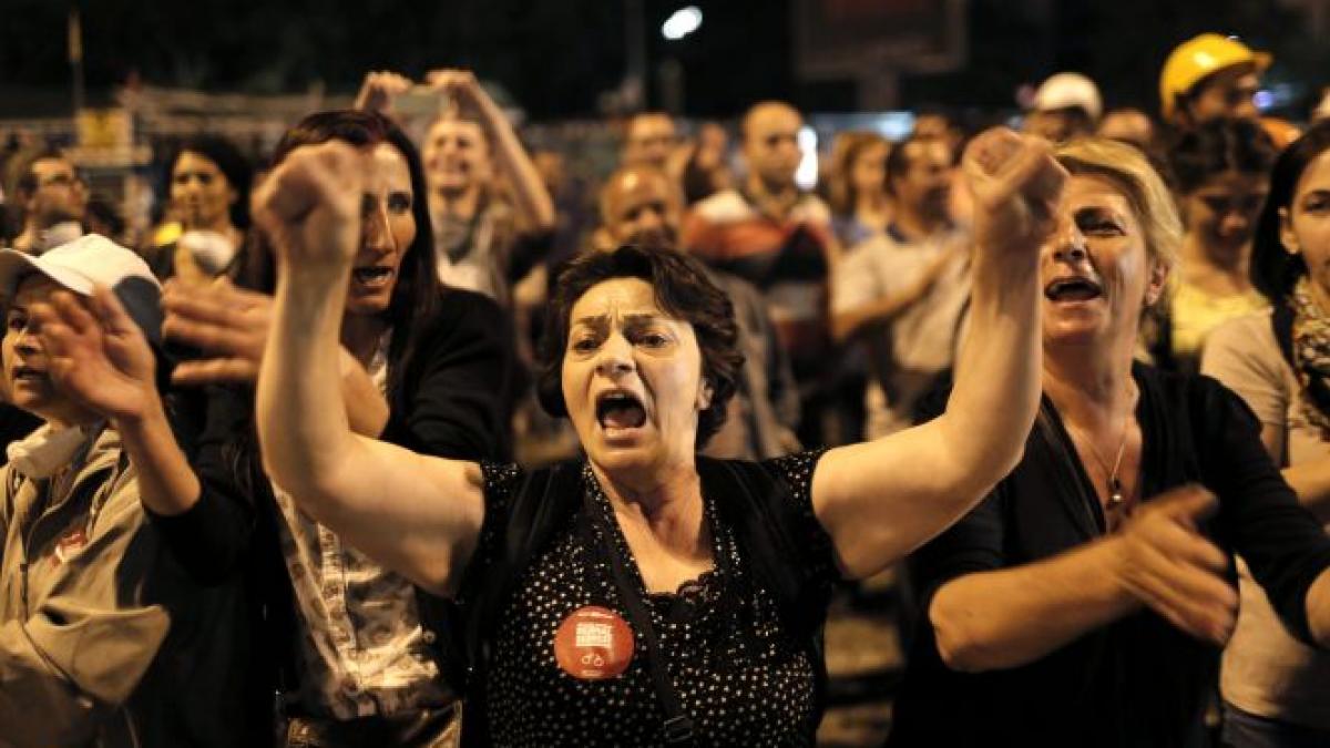 Turcia: Mamele protestatarilor au ieşit în stradă pentru a-şi proteja copiii de intervenţia forţelor de ordine