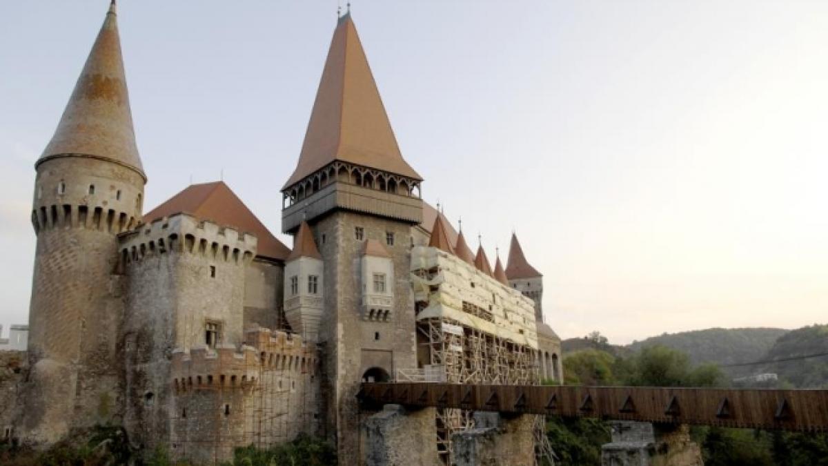 Ministrul Turismului: Castelul Corvinilor trebuie promovat şi în afara ţării