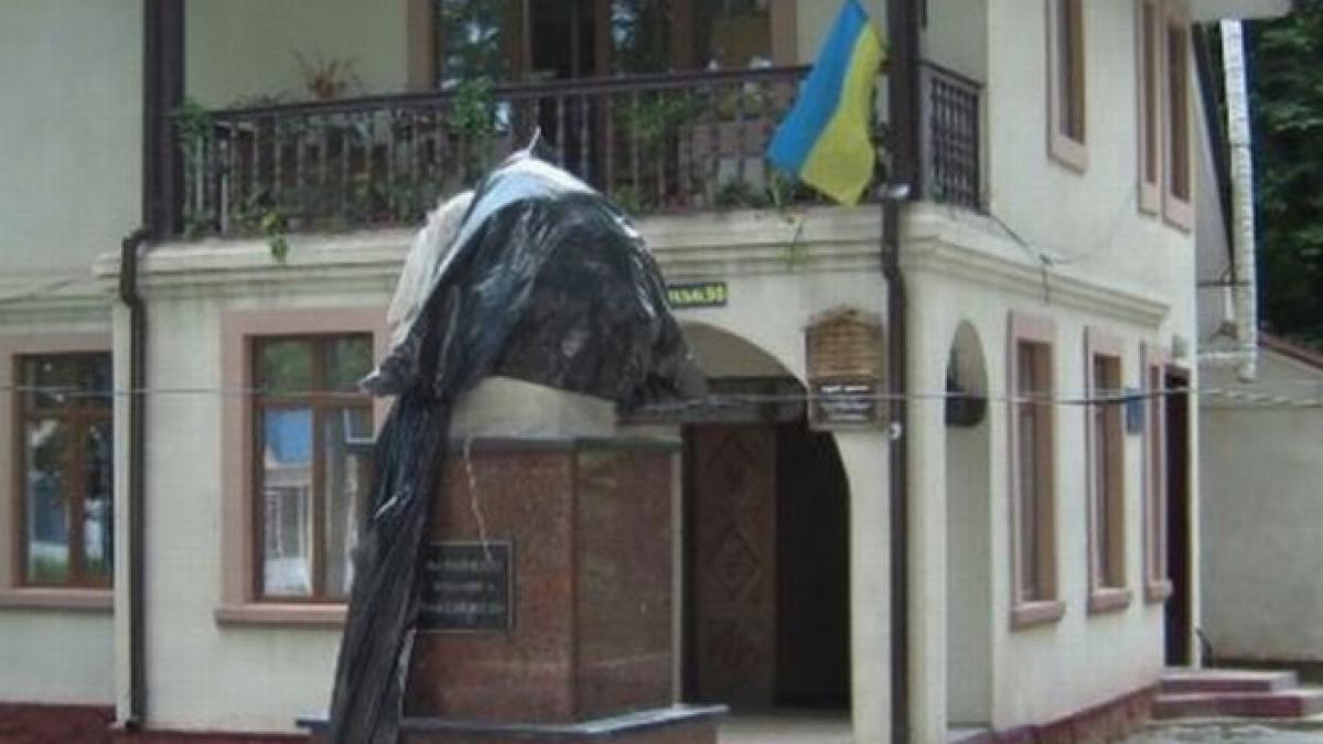 Poliţia a găsit partea dispărută din statuia &quot;decapitată&quot; cu Eminescu