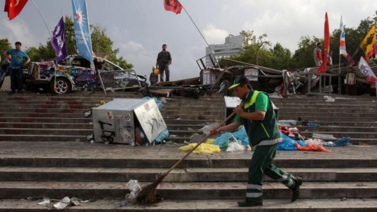 Poliţia turcă a evacuat total parcul Gezi din Istanbul