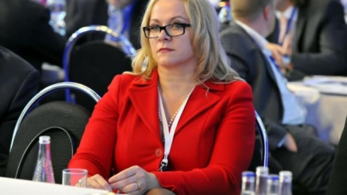 Demisie la nivel înalt, după ce &quot;blonda&quot; de la Guvern a fost implicată într-un scandal de corupţie