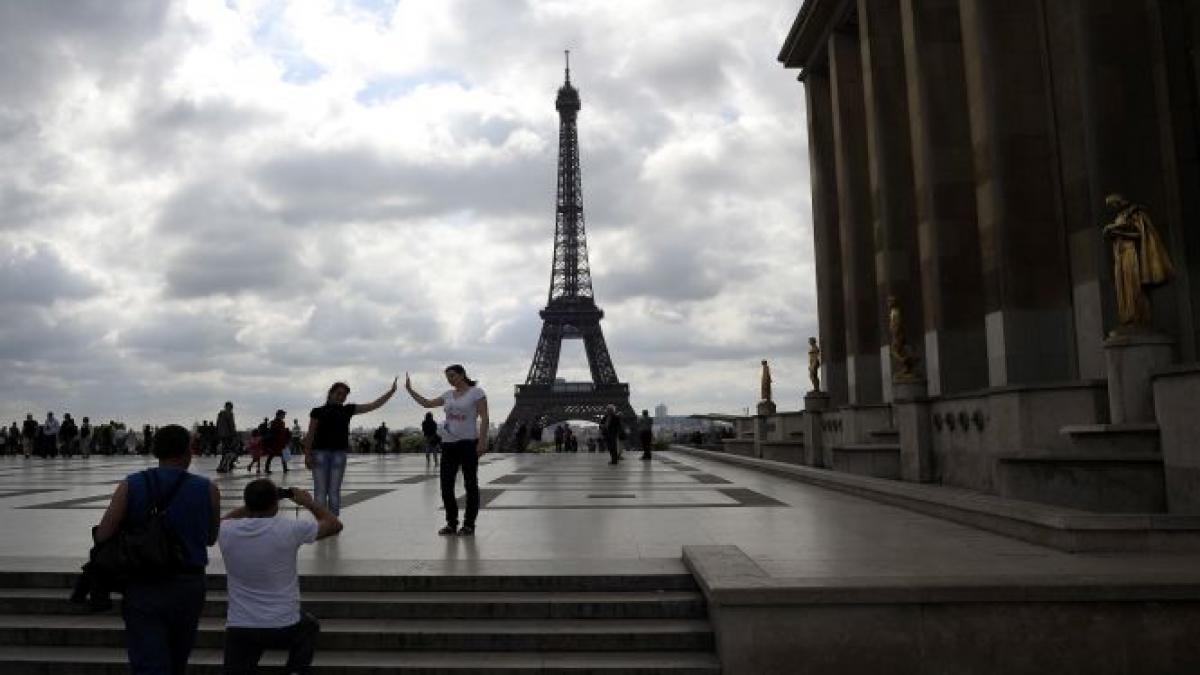 Turnul Eiffel, închis pentru scurt timp din cauza unui bărbat care a ameninţat că se aruncă în gol