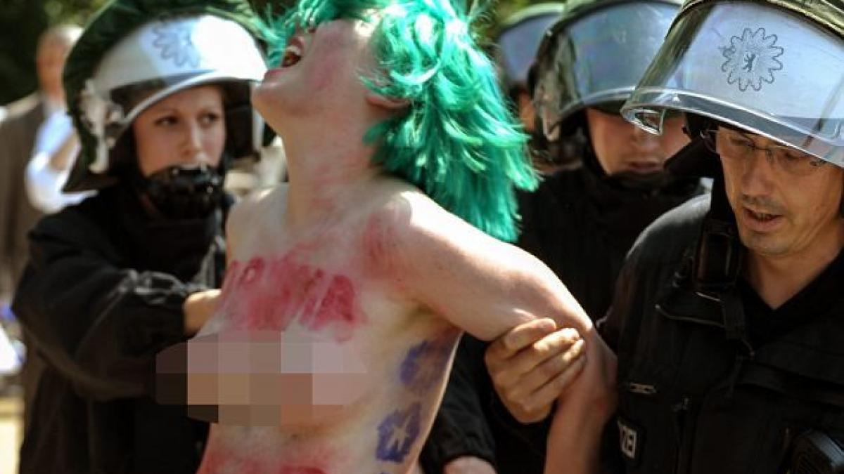 Două activiste FEMEN au protestat topless la Berlin, unde preşedintele Obama se afla în vizită oficială