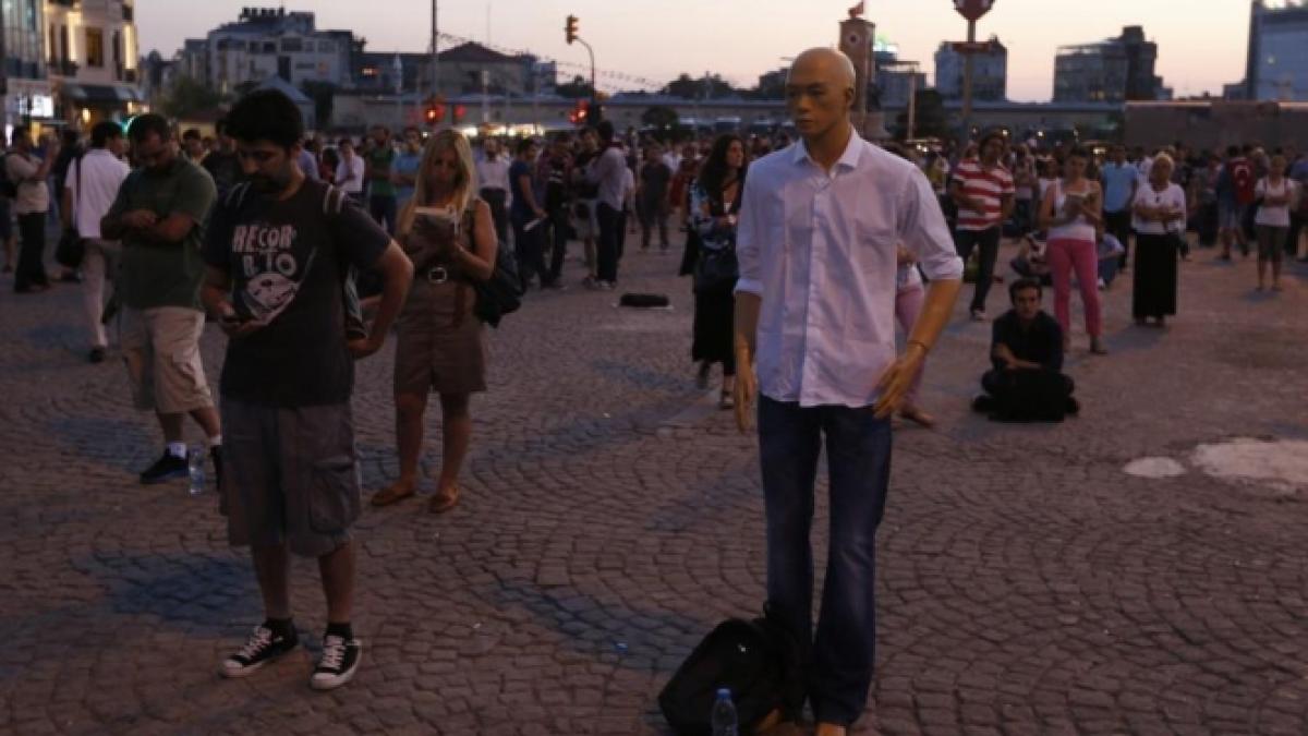 Turcii nu renunţă la manifestaţii. Violenţele de stradă, înlocuite cu protestele &quot;nemişcate&quot;