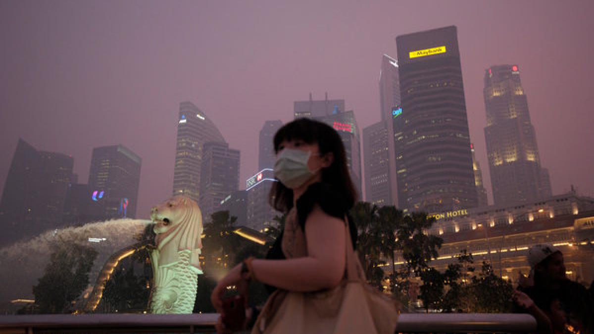 Oraşul-stat înghiţit de fum. Poluarea a atins un nivel RECORD în Singapore