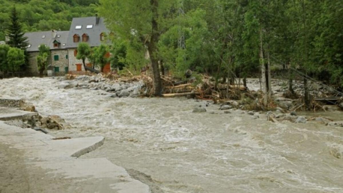 Inundaţii în judeţul Neamţ - case luate de ape, oraşe fără curent electric, copaci smulşi din rădăcină