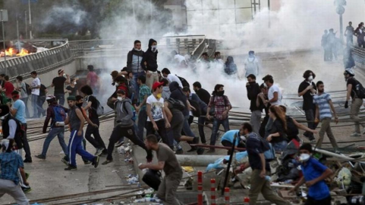 Mii de protestatari au invadat din nou Piaţa Taksim şi Ankara. Câţiva manifestanţi au fost snopiţi în bătaie cu bastoanele