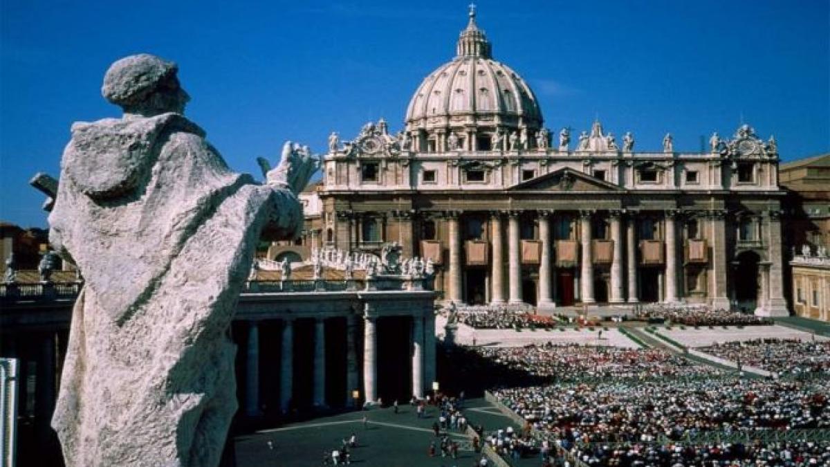 Papa Francisc scoate castanele din foc. Banca Vaticanului este acuzată de spălare de bani