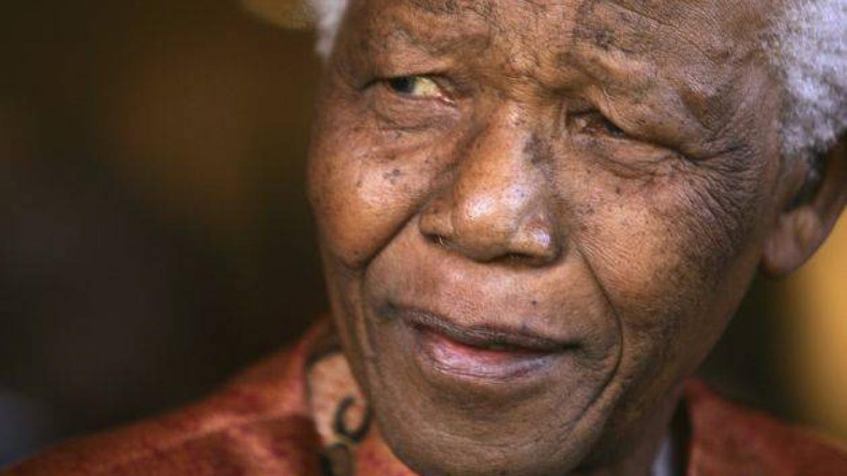 Sute de oameni au cântat şi au dansat pentru însănătoşirea lui Mandela. Medicii sunt rezervaţi în privinţa şanselor de supravieţuire