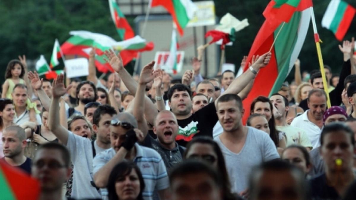 Bulgaria ieftineşte electricitatea, ca să calmeze protestele din ţară