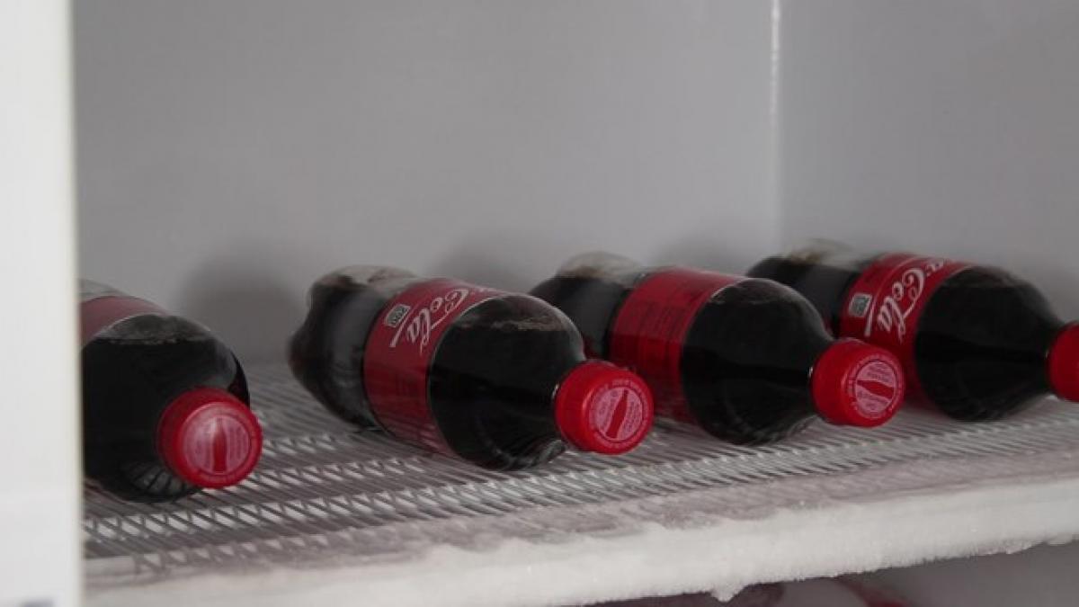 EXPERIMENT neaşteptat. Ce se întâmplă cu o sticlă de cola care a stat trei ore la congelator. &quot;Efectul e UIMITOR&quot;