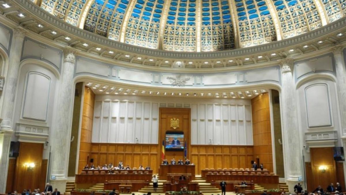 Senatorii şi deputaţii se reunesc în sesiune comună extraordinară pentru a dezbate statutul parlamentarilor