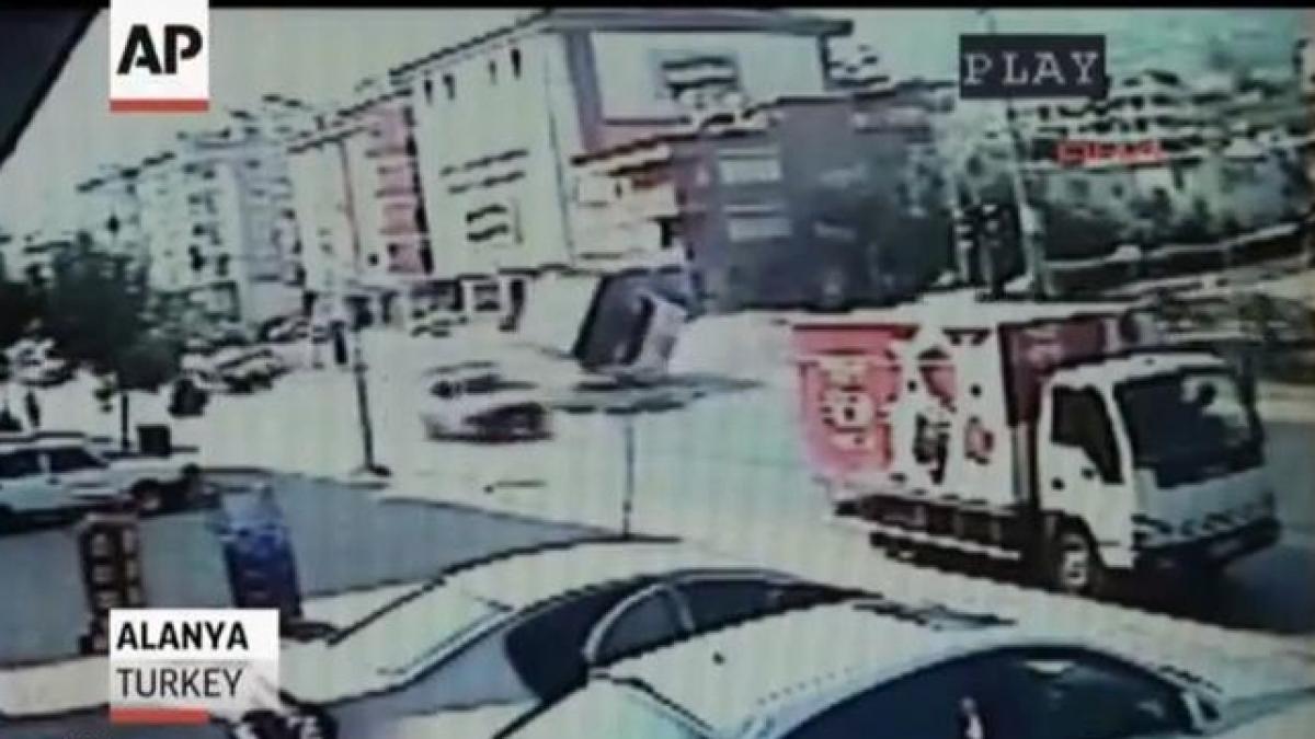 VIDEO: Doi oameni au murit după ce autocarul în care se aflau s-a răsturnat într-o intersecţie din Turcia