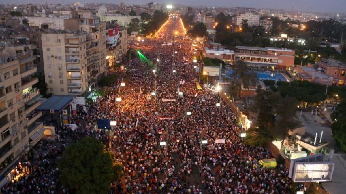 Egiptul se confruntă cu cea mai mare manifestaţie din istoria ţării. Milioane de oameni au ieşit în stradă