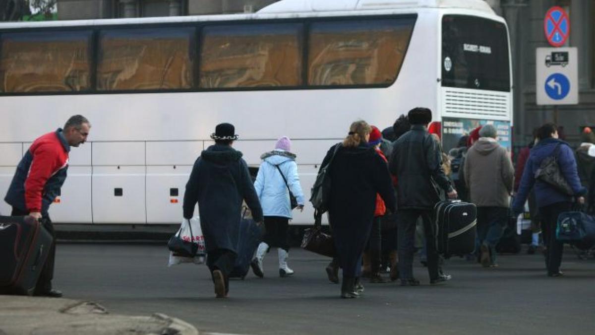 Un autocar cu turişti s-a răsturnat în Hunedoara. Două persoane, transportate la spital