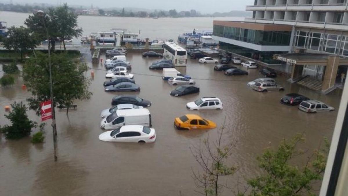 Un oraş din România este SUB APE. Anunţul făcut de meteorologi în urmă cu puţin timp