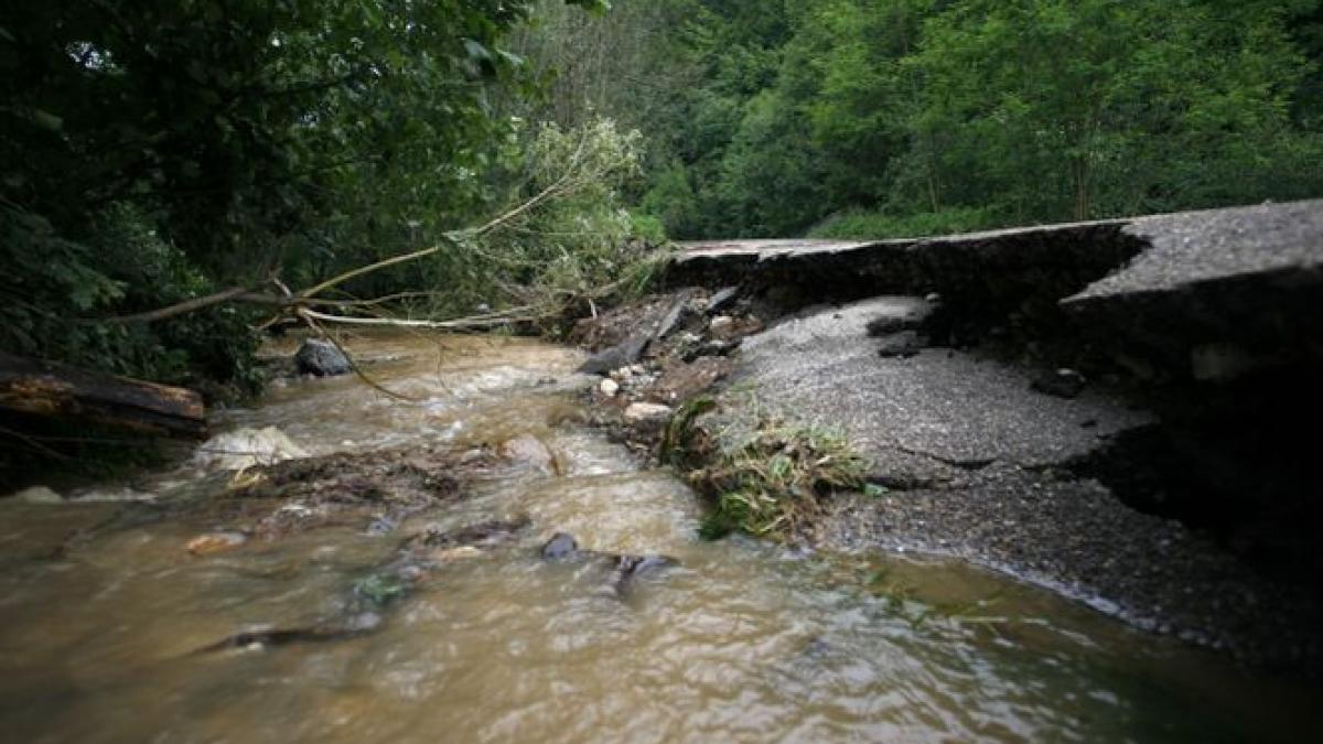 Viiturile ameninţă România. Hidrologii au emis COD PORTOCALIU de inundaţii