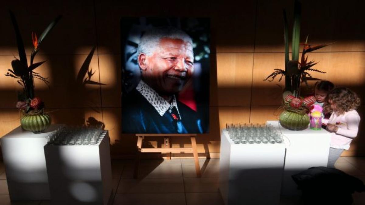 Nelson Mandela este în „stare vegetativă permanentă&quot; din 26 iunie, conform unui document judiciar