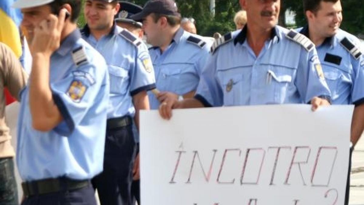 Aproximativ 50 de sindicalişti din Poliţie protestează la Ministerul Afacerilor Interne