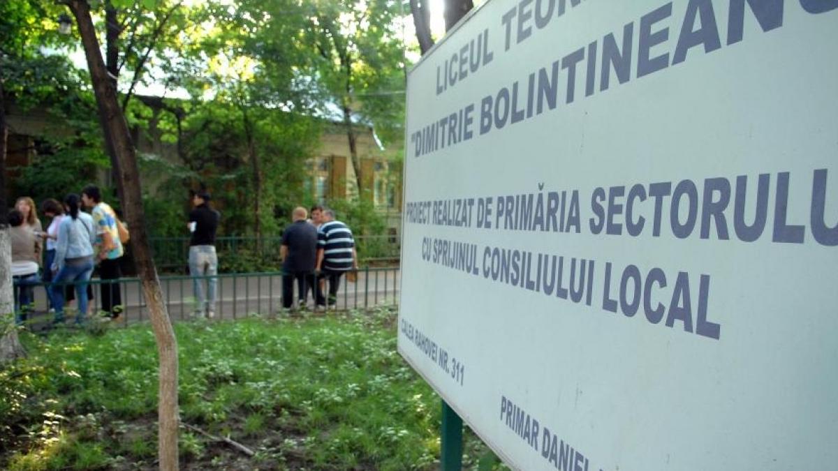 Mama unui elev de la Liceul &quot;Bolintineanu&quot;: Le-au dezbrăcat pe fete la chiloţi şi sutien, de faţă cu băieţii. I-au ţinut aşa două ore