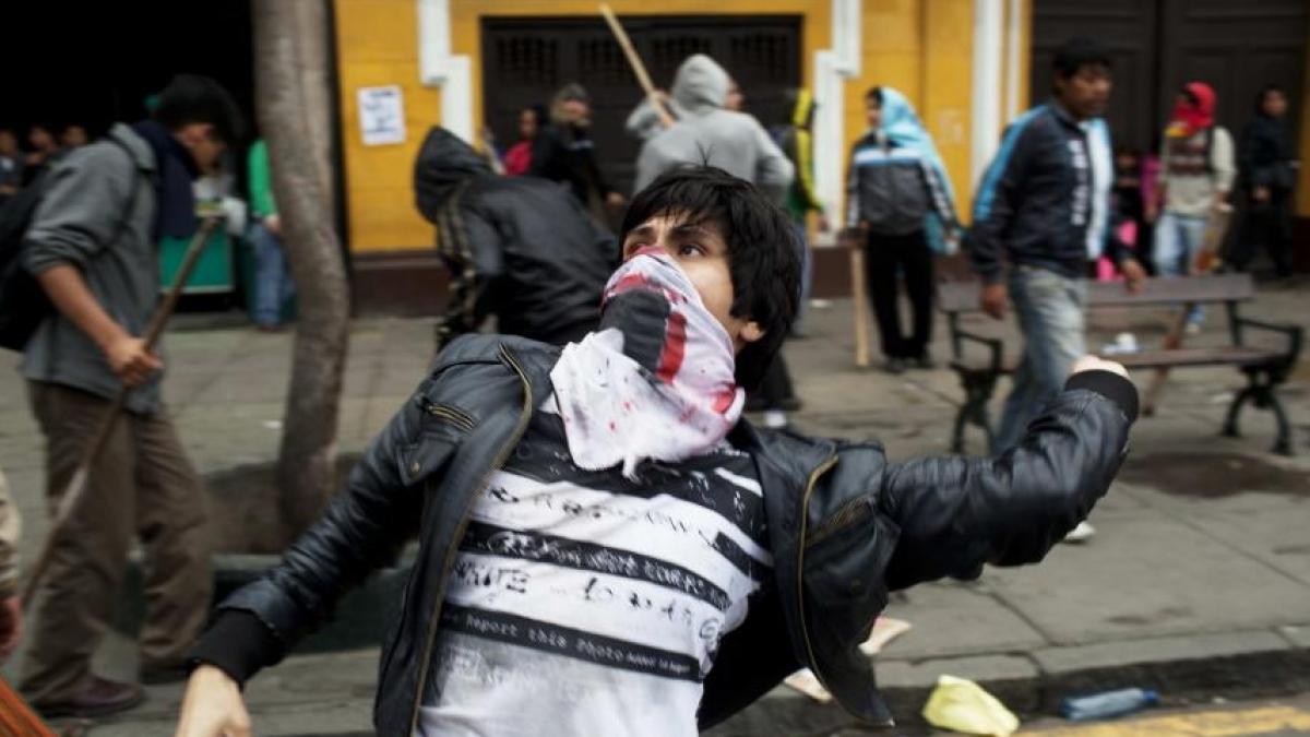 Proteste ale studenţilor în Peru: Poliţia foloseşte tunuri cu apă şi gaze lacrimogene