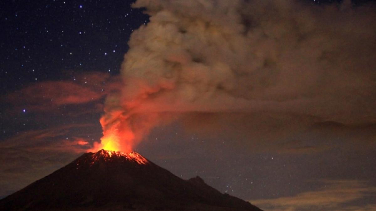 Popocatepetl face ravagii. Erupţia spectaculoasă a unui vulcan a bulversat traficul aerian în Mexic