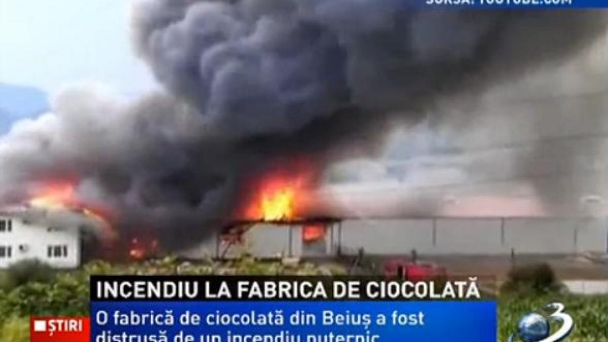 O fabrică de ciocolată din Beiuş, distrusă de un incendiu puternic