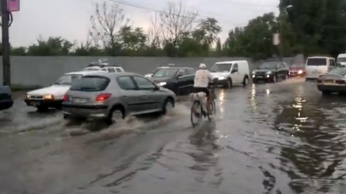 Mai multe gospodării şi străzi inundate la Arad, în urma unei ploi torenţiale