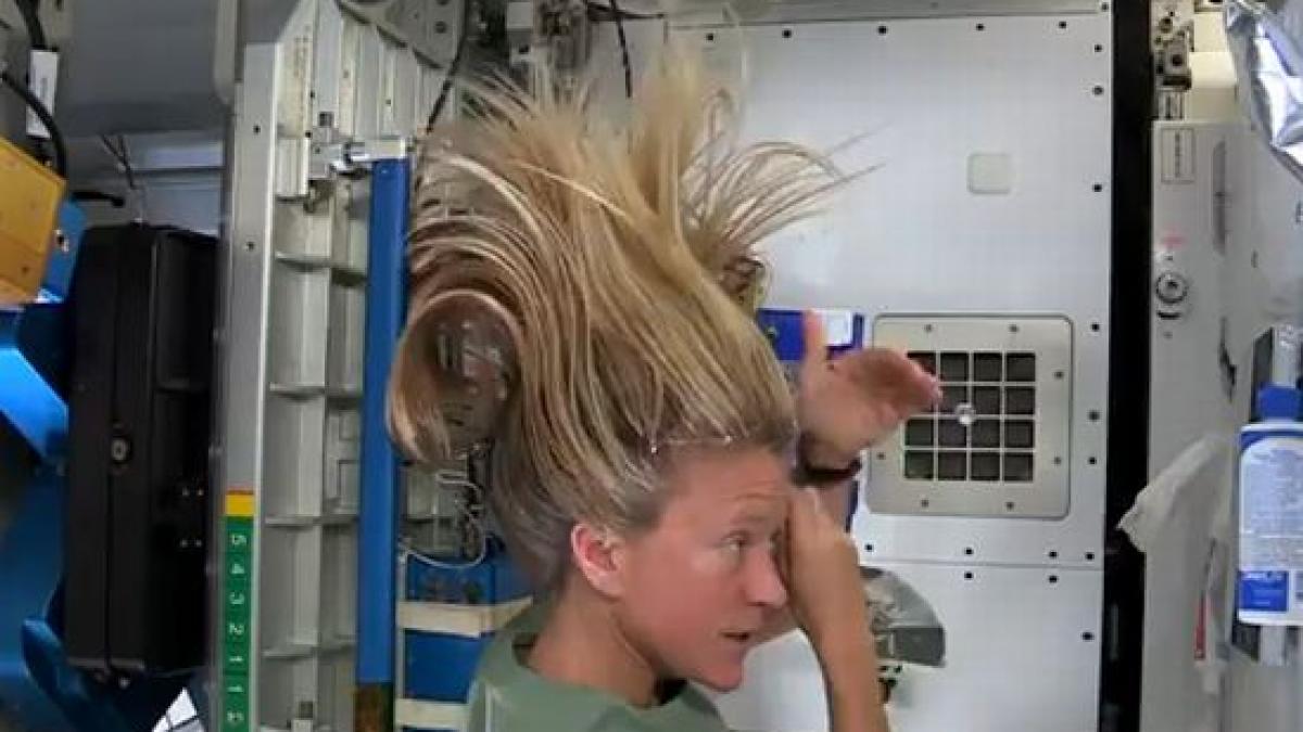 Astronauta Karen Nyberg îţi arată cum îşi spală părul fără apă curentă şi la gravitaţie zero