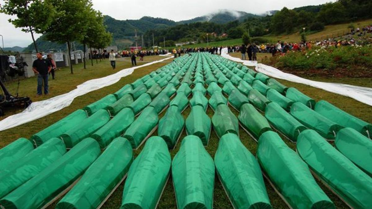 Bosnia îşi îngroapă victimele de la Srebrenica