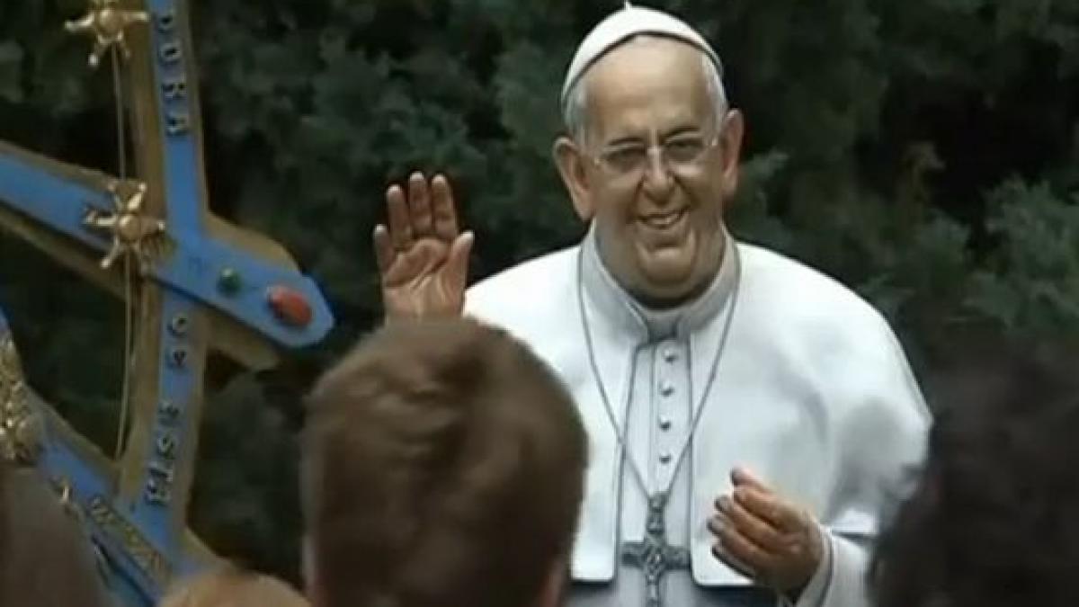 Papa Francisc nu vrea să devină o celebritate. A cerut ca o statuie ce îl înfăţişează în mărime naturală să fie dărâmată 