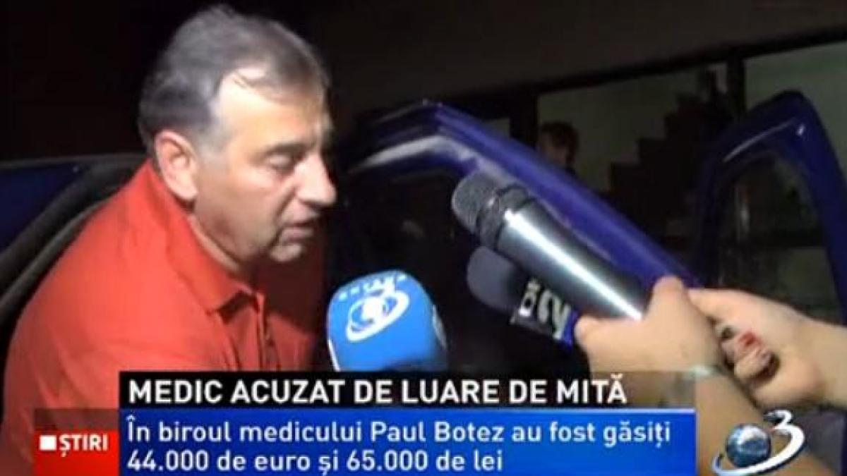 Medicul din Iaşi reţinut de procurori pentru luare de mită, cercetat în libertate