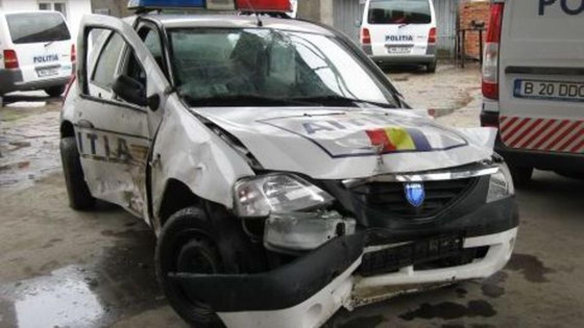 O şoferiţă a trăit şocul vieţii ei. Circula regulamentar, când a fost izbită de maşina poliţiei