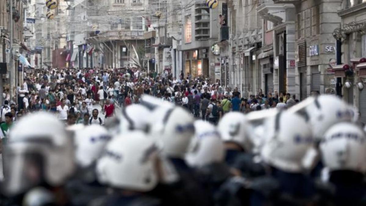 Protestele continuă în Turcia. Noi ciocniri între poliţie şi manifestanţi, în piaţa Taksim