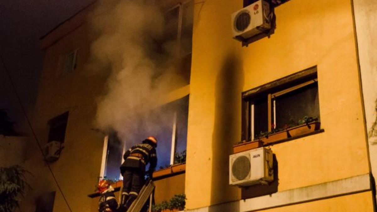 Incendiu în cartierul Vitan din Bucureşti. O femeie a murit, după ce apartamentul în care locuia a luat foc