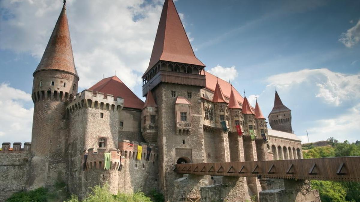 Cel mai controversat castel din România, în atenţia străinilor. &quot;Vânătorii de fantome&quot; au venit să îi afle misterele