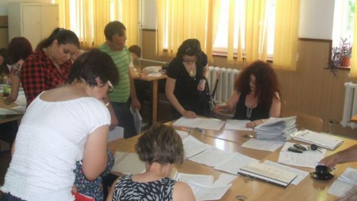 Profesorii intră astăzi în focurile examenelor. Ca să promoveze trebuie să ia cel puţin 7