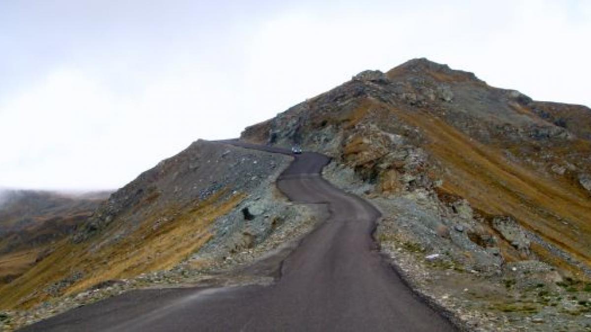 Transalpina, &quot;Drumul Regelui&quot; doar cu numele. Bolovani căzuţi de pe versanţi şi gropi la tot pasul  