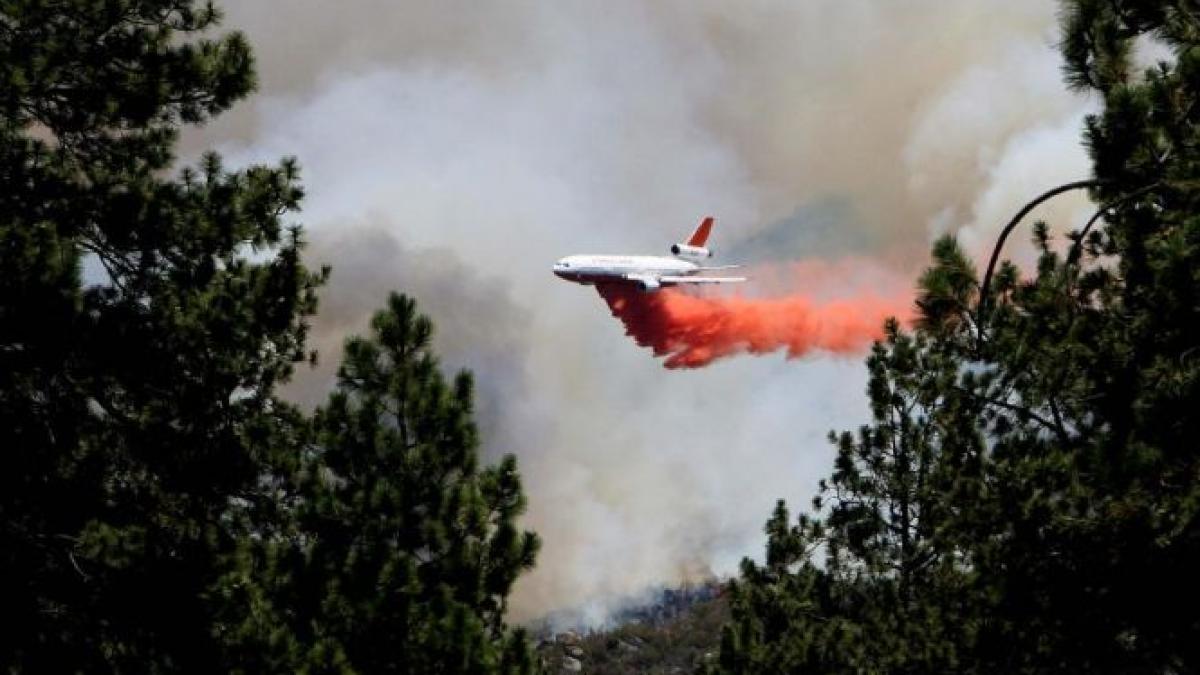 Mii de persoane din Palm Springs au fost evacuate din calea unui incendiu de vegetaţie