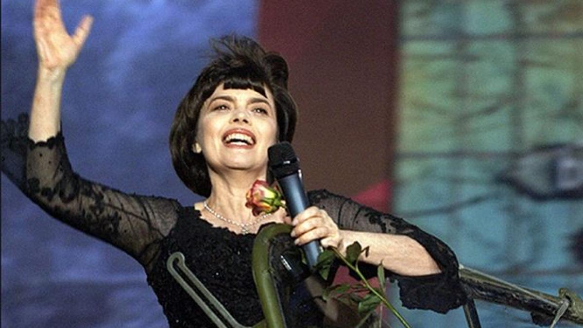  O legendă a muzicii franceze, pentru prima oară în România. Mireille Mathieu va concerta la Bucureşti, pe 24 martie 2014